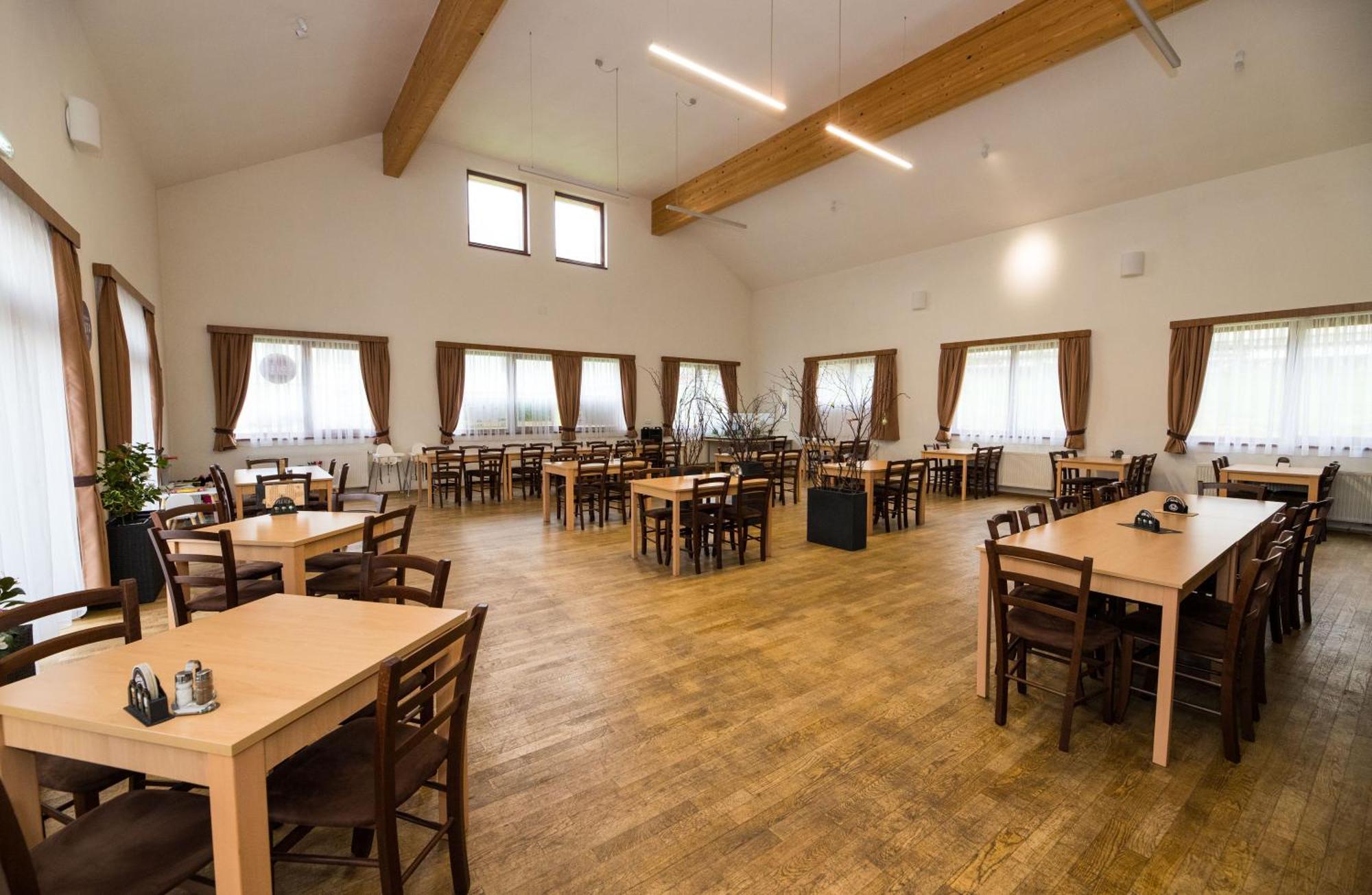 Penzion A Restaurace U Sousedu สตราชนี ภายนอก รูปภาพ
