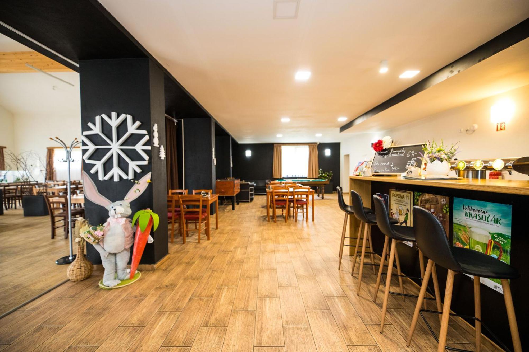 Penzion A Restaurace U Sousedu สตราชนี ภายนอก รูปภาพ