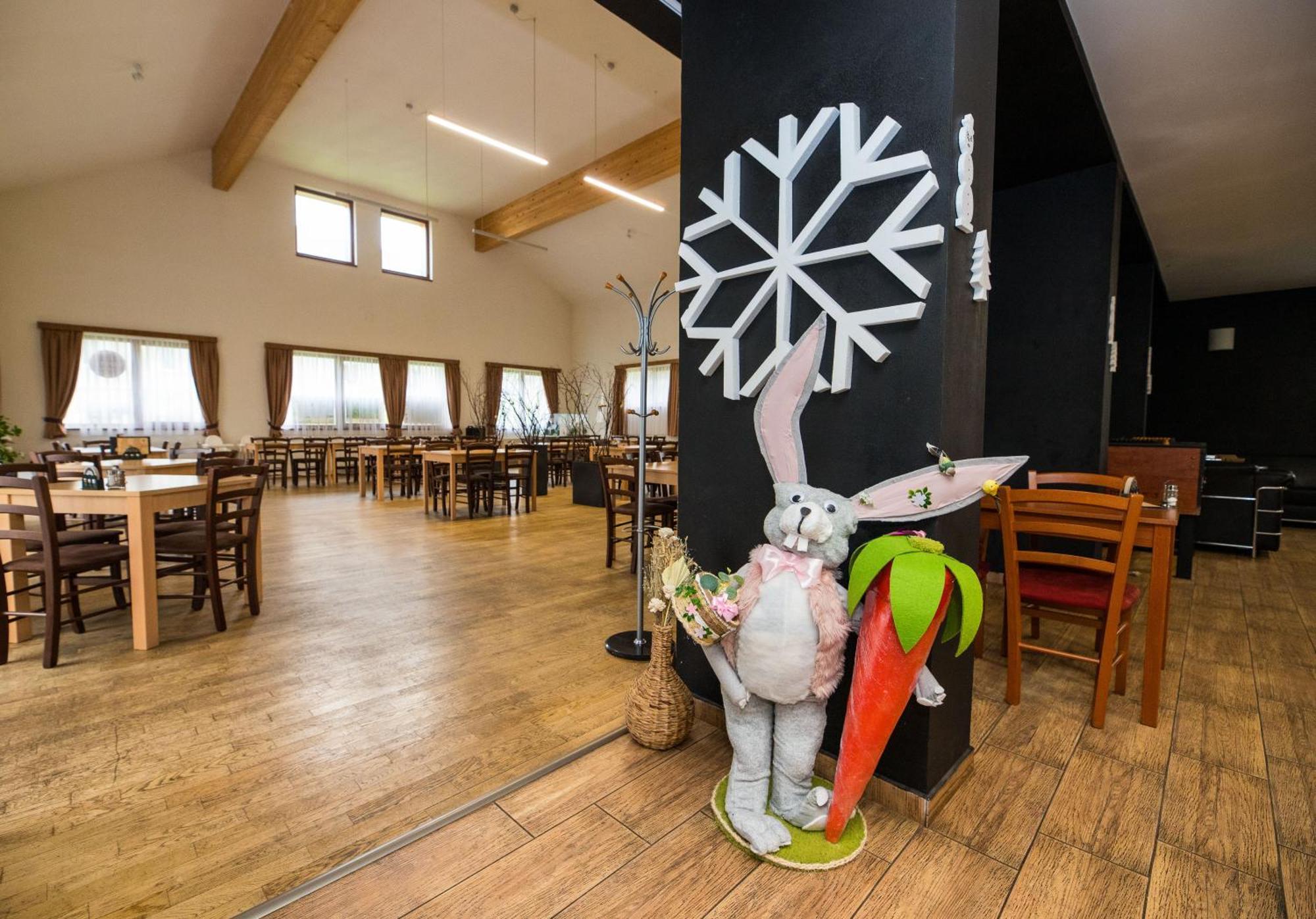 Penzion A Restaurace U Sousedu สตราชนี ภายนอก รูปภาพ