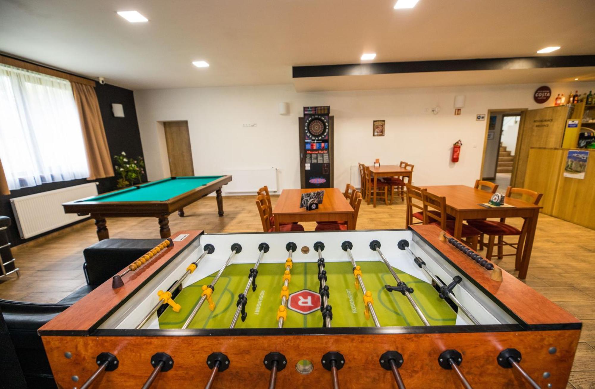 Penzion A Restaurace U Sousedu สตราชนี ภายนอก รูปภาพ